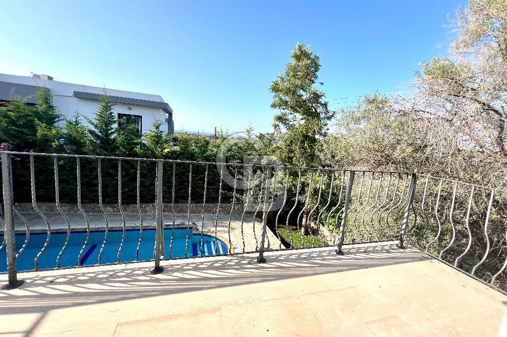 Girne Ozanköy Havuzlu Geniş Arsalı 3+1 Villa