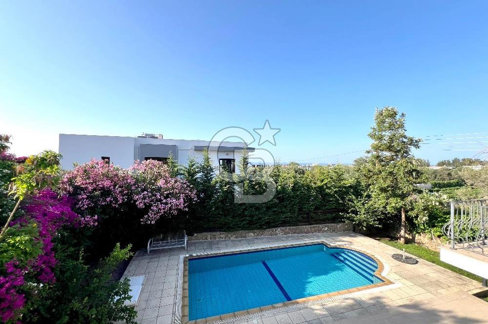 Girne Ozanköy Havuzlu Geniş Arsalı 3+1 Villa