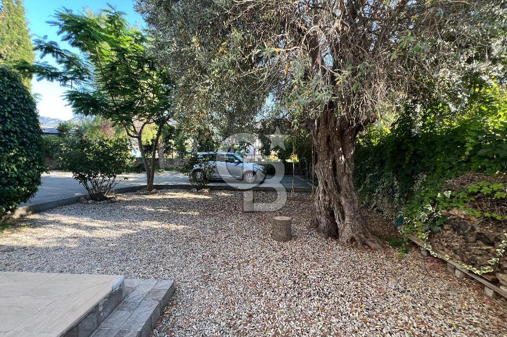 Girne Ozanköy Havuzlu Geniş Arsalı 3+1 Villa