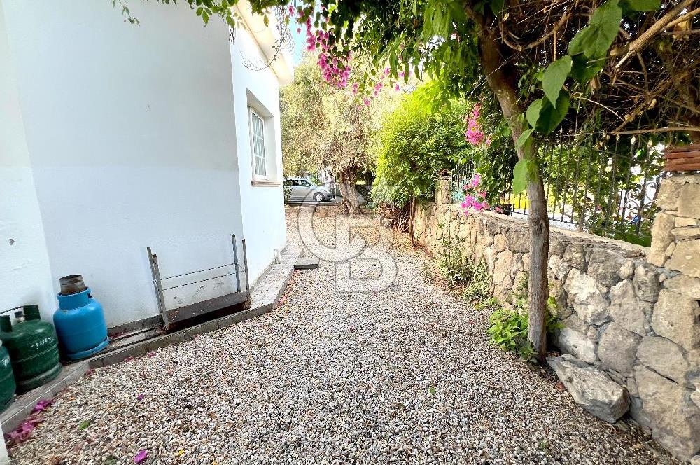 Girne Ozanköy Havuzlu Geniş Arsalı 3+1 Villa