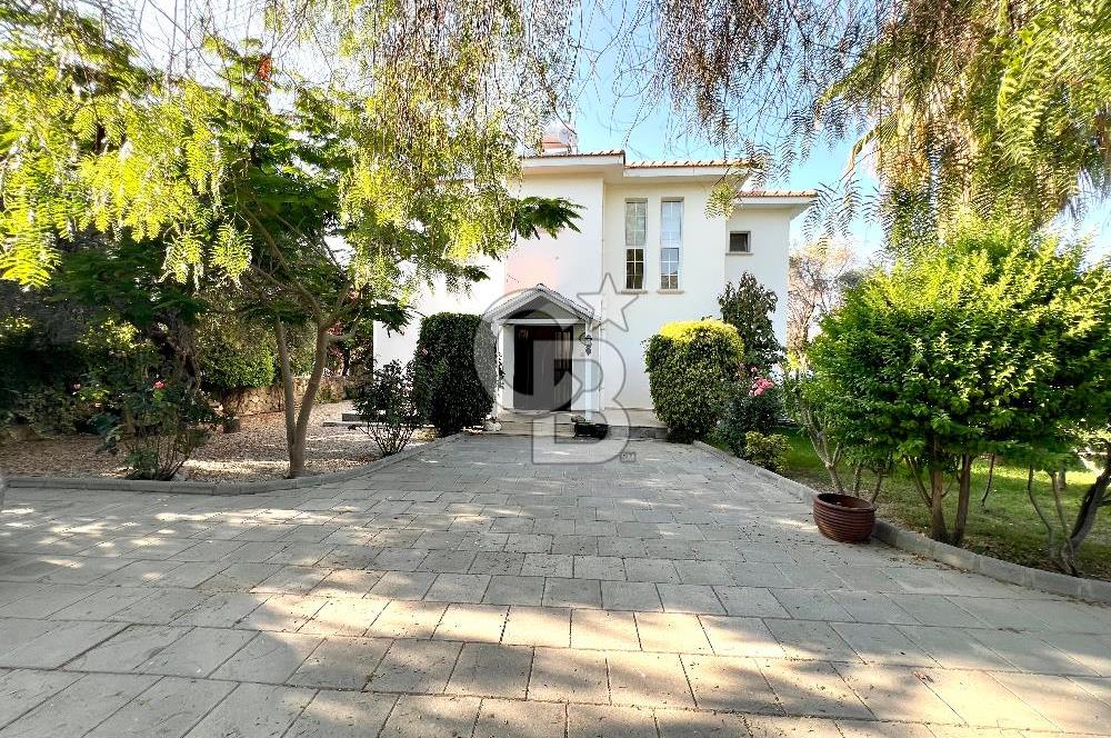 Girne Ozanköy Havuzlu Geniş Arsalı 3+1 Villa