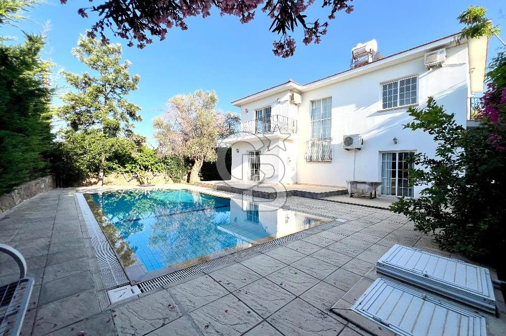 Girne Ozanköy Havuzlu Geniş Arsalı 3+1 Villa