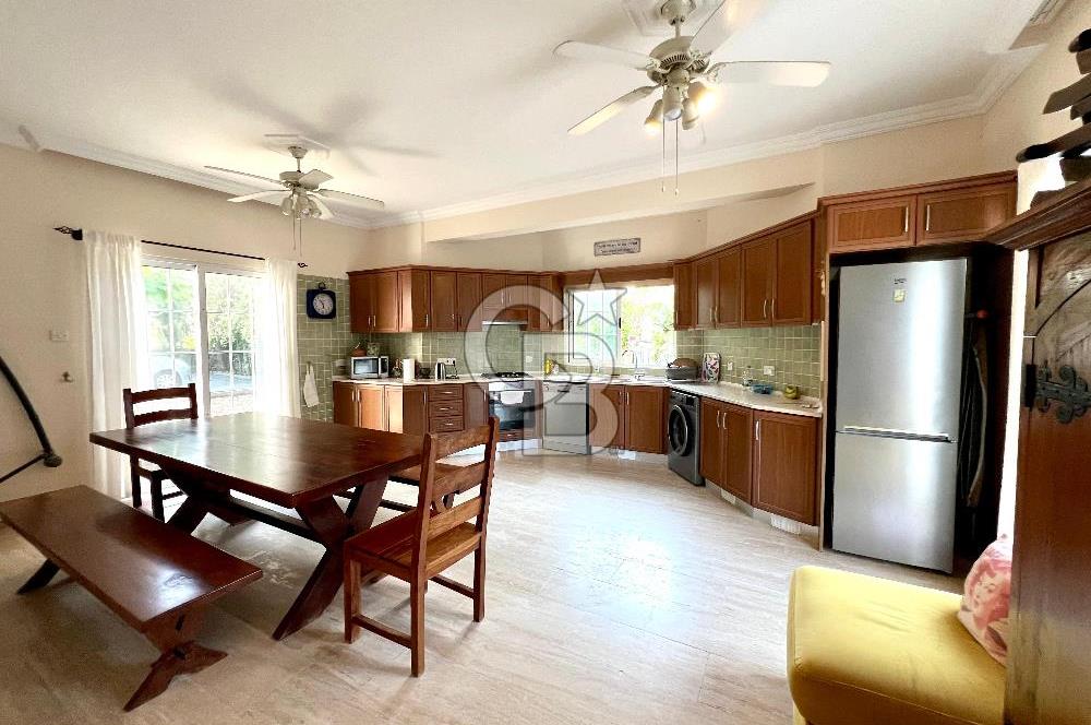 Girne Ozanköy Havuzlu Geniş Arsalı 3+1 Villa