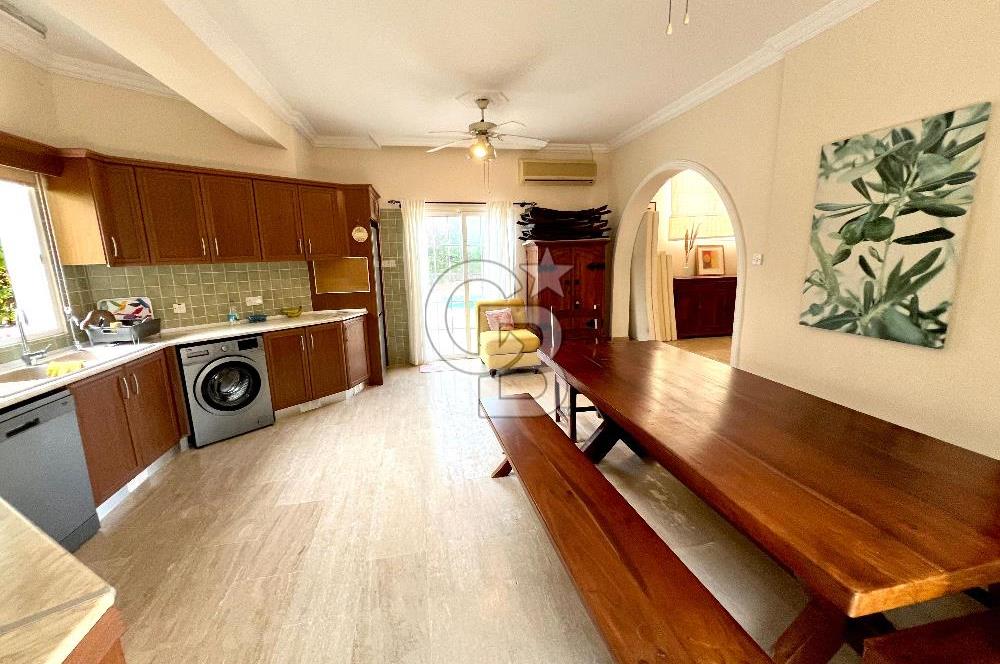 Girne Ozanköy Havuzlu Geniş Arsalı 3+1 Villa