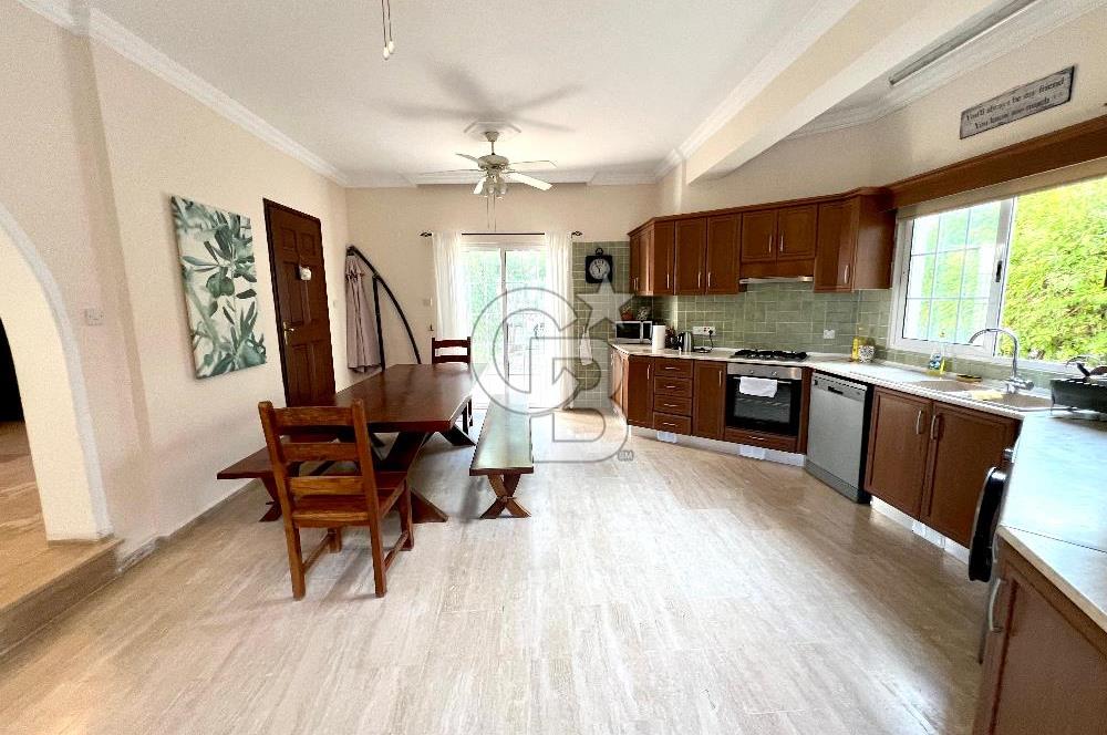 Girne Ozanköy Havuzlu Geniş Arsalı 3+1 Villa