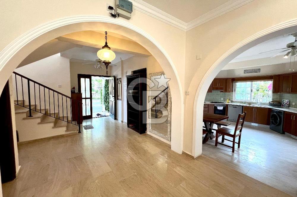 Girne Ozanköy Havuzlu Geniş Arsalı 3+1 Villa