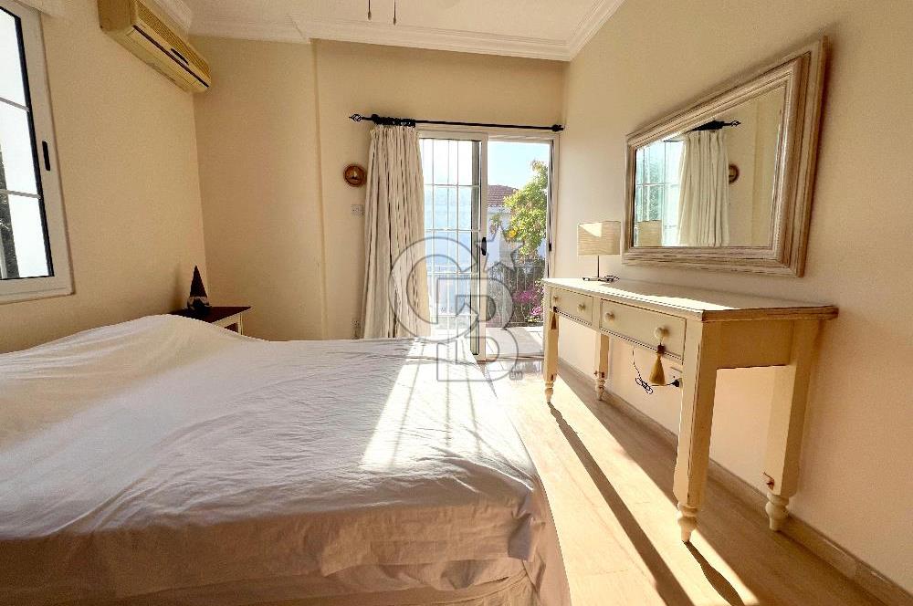 Girne Ozanköy Havuzlu Geniş Arsalı 3+1 Villa