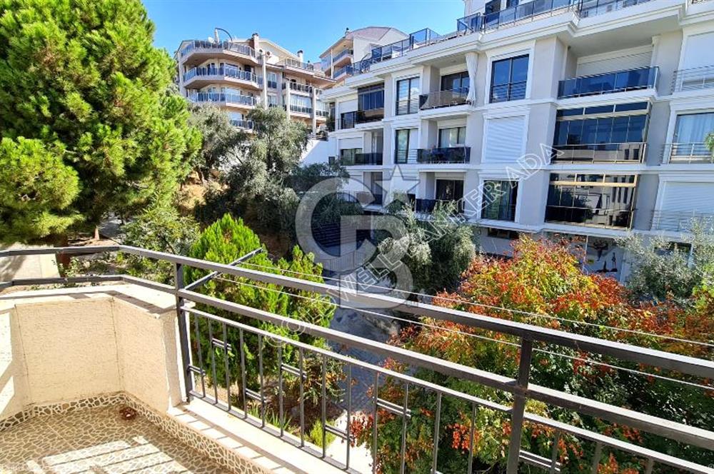 Merkezi Konumda, Deniz Manzaralı, Geniş ve Aydınlık 3 Satılık Daire