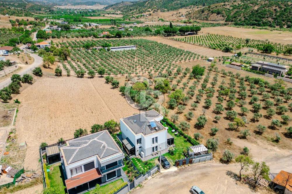 Kavakdere'de Muhteşem Tasarımıyla Geniş Bahçeli 4+1 Villa
