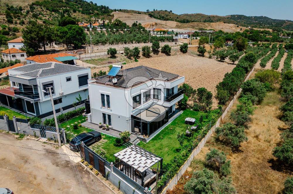 Kavakdere'de Muhteşem Tasarımıyla Geniş Bahçeli 4+1 Villa