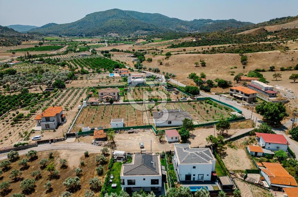 Kavakdere'de Muhteşem Tasarımıyla Geniş Bahçeli 4+1 Villa