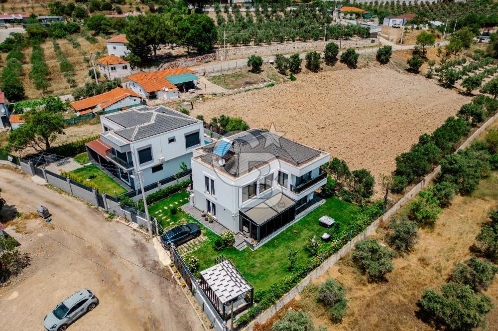 Kavakdere'de Muhteşem Tasarımıyla Geniş Bahçeli 4+1 Villa