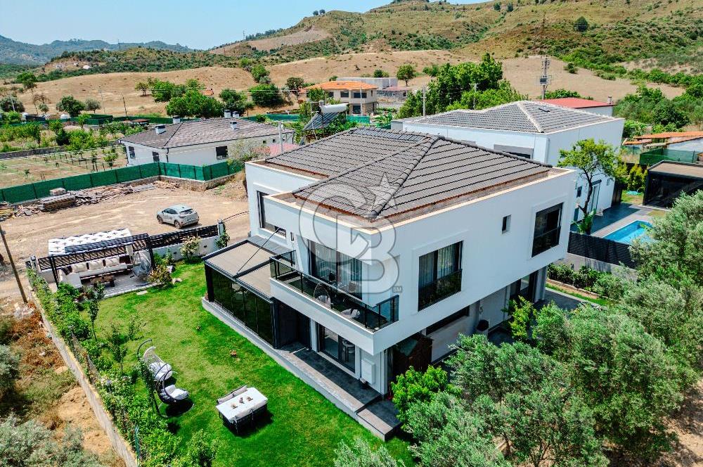 Kavakdere'de Muhteşem Tasarımıyla Geniş Bahçeli 4+1 Villa