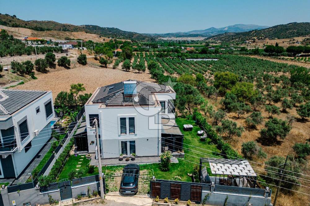 Kavakdere'de Muhteşem Tasarımıyla Geniş Bahçeli 4+1 Villa