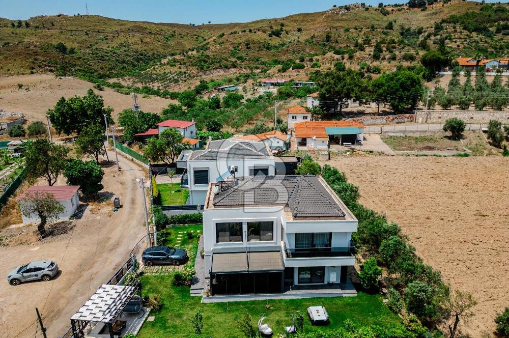 Kavakdere'de Muhteşem Tasarımıyla Geniş Bahçeli 4+1 Villa