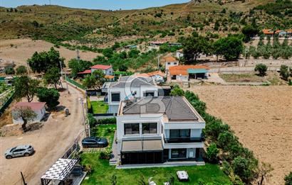 Kavakdere'de Muhteşem Tasarımıyla Geniş Bahçeli 4+1 Villa