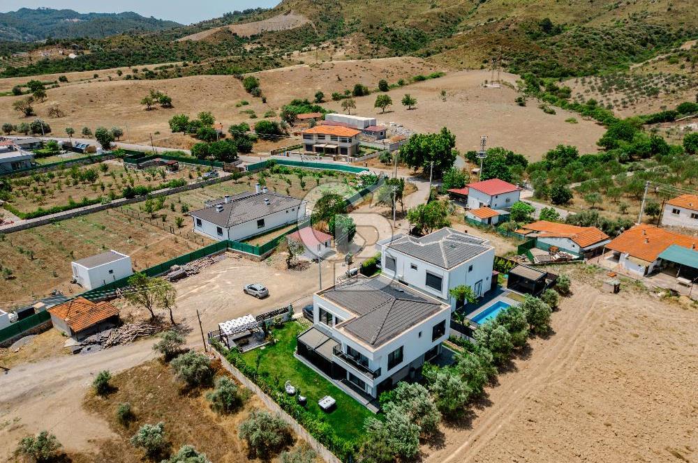 Kavakdere'de Muhteşem Tasarımıyla Geniş Bahçeli 4+1 Villa