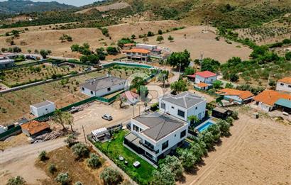 Kavakdere'de Muhteşem Tasarımıyla Geniş Bahçeli 4+1 Villa