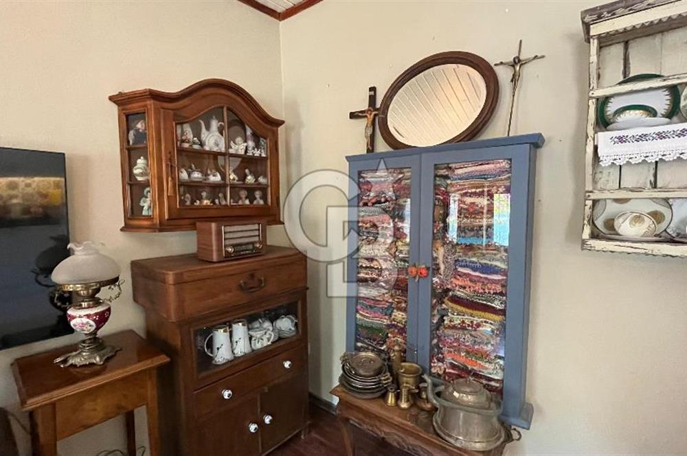 Urla Sanat Sokağında  2 Katlı Müstakil Taş Ev