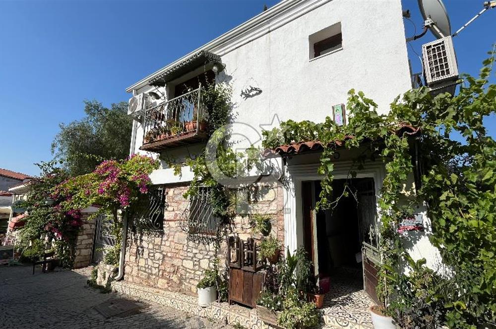 Urla Sanat Sokağında  2 Katlı Müstakil Taş Ev