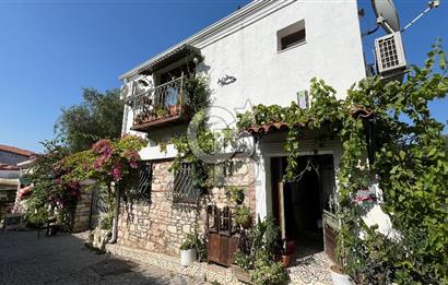 Urla Sanat Sokağında  2 Katlı Müstakil Taş Ev