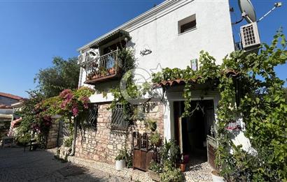 Urla Sanat Sokağında  2 Katlı Müstakil Taş Ev