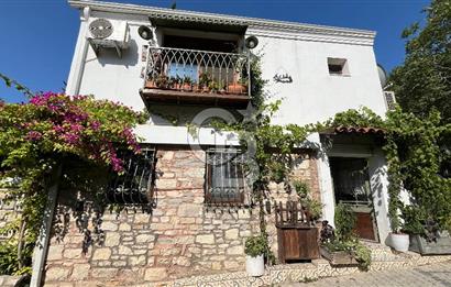 Urla Sanat Sokağında  2 Katlı Müstakil Taş Ev