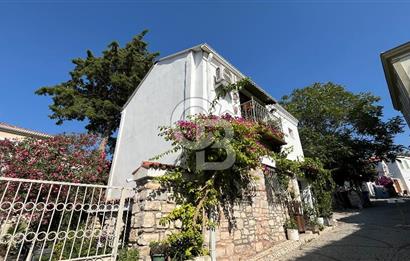Urla Sanat Sokağında  2 Katlı Müstakil Taş Ev
