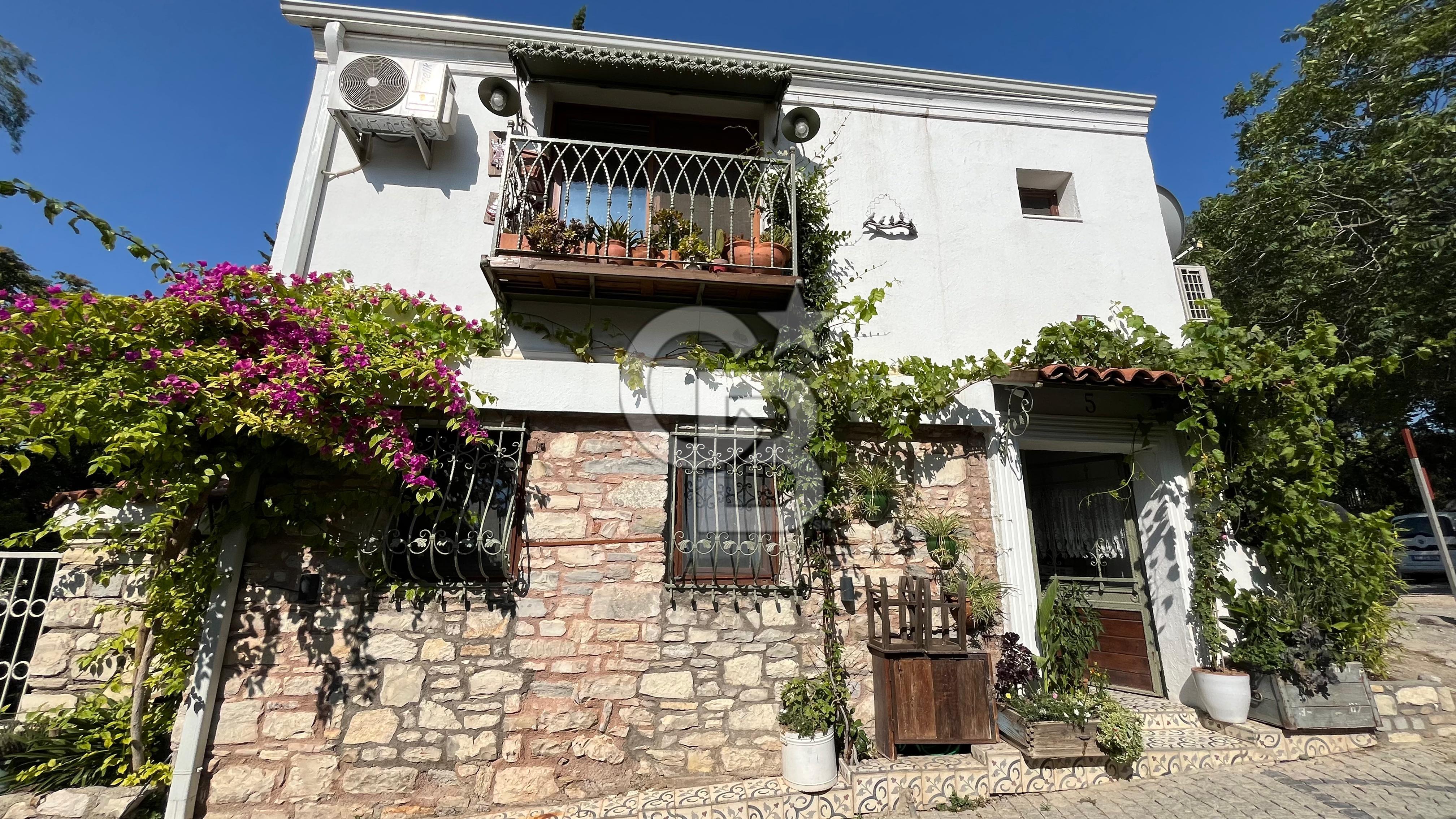 Urla Sanat Sokağında  2 Katlı Müstakil Taş Ev