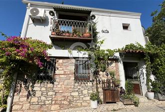 Urla Sanat Sokağında  2 Katlı Müstakil Taş Ev