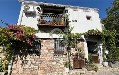 Urla Sanat Sokağında  2 Katlı Müstakil Taş Ev