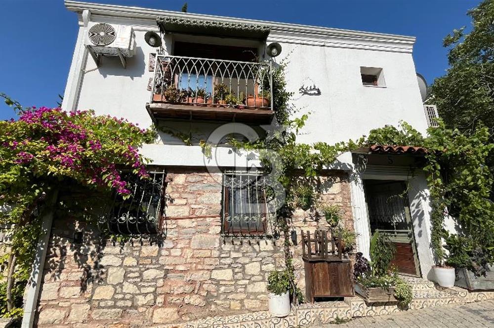 Urla Sanat Sokağında  2 Katlı Müstakil Taş Ev