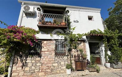 Urla Sanat Sokağında  2 Katlı Müstakil Taş Ev