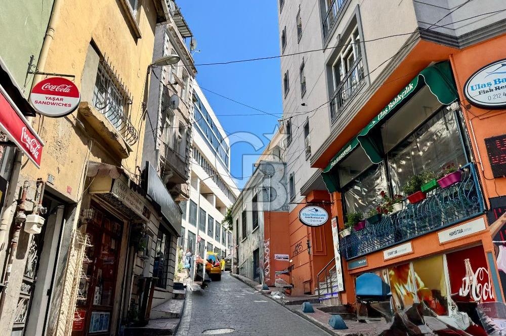 Köşe Konumda, Teraslı Tam Müstakil 3 Katlı Kiralık Bina