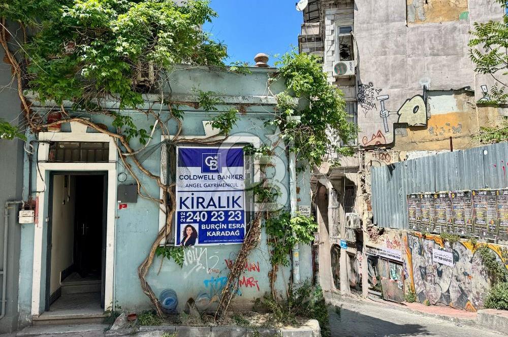 Köşe Konumda, Teraslı Tam Müstakil 3 Katlı Kiralık Bina
