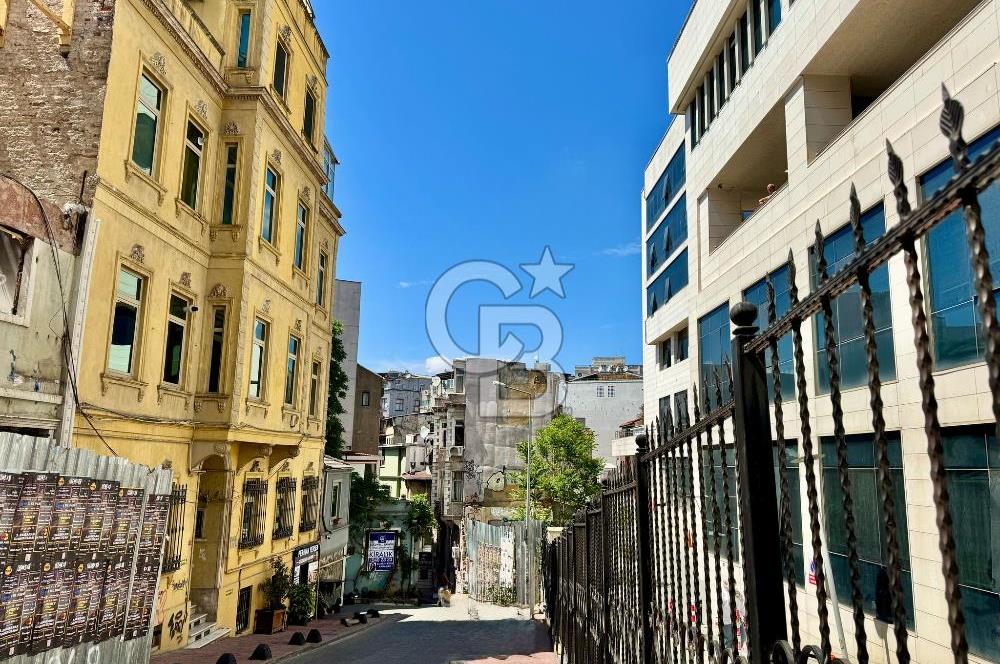 Köşe Konumda, Teraslı Tam Müstakil 3 Katlı Kiralık Bina