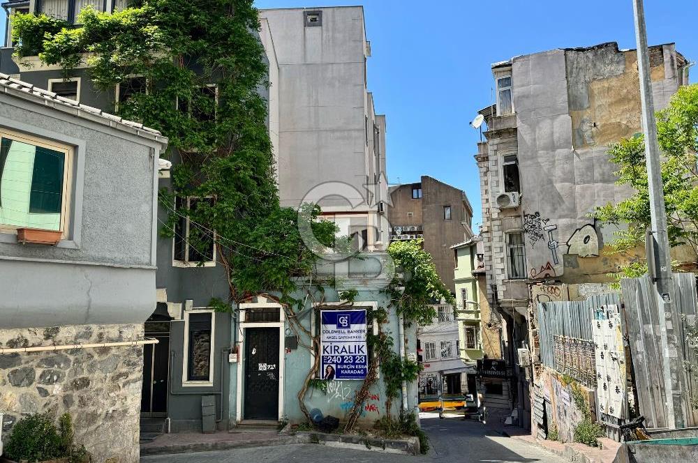Köşe Konumda, Teraslı Tam Müstakil 3 Katlı Kiralık Bina