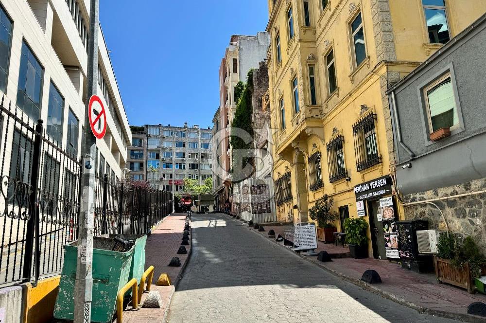 Köşe Konumda, Teraslı Tam Müstakil 3 Katlı Kiralık Bina