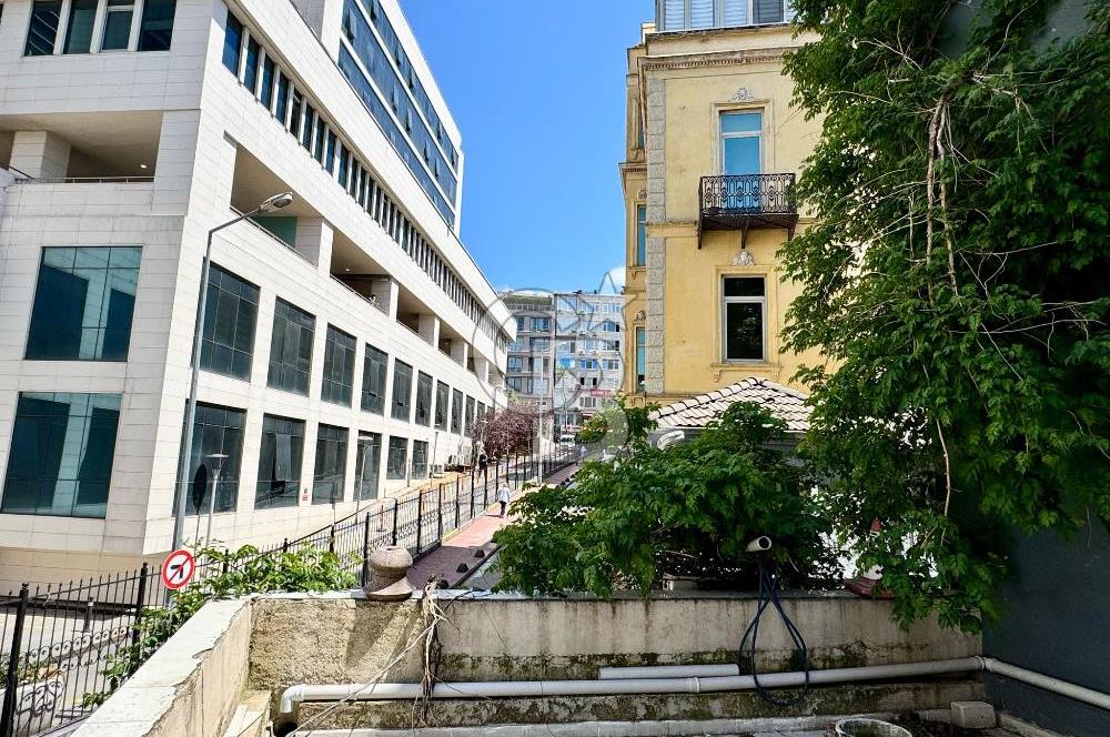 Köşe Konumda, Teraslı Tam Müstakil 3 Katlı Kiralık Bina