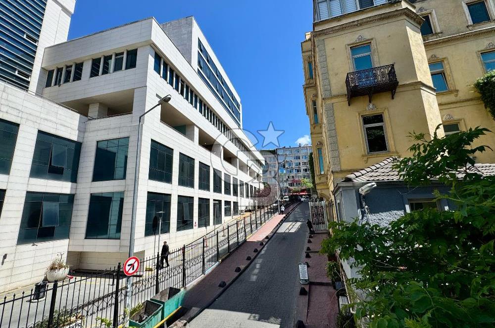 Köşe Konumda, Teraslı Tam Müstakil 3 Katlı Kiralık Bina