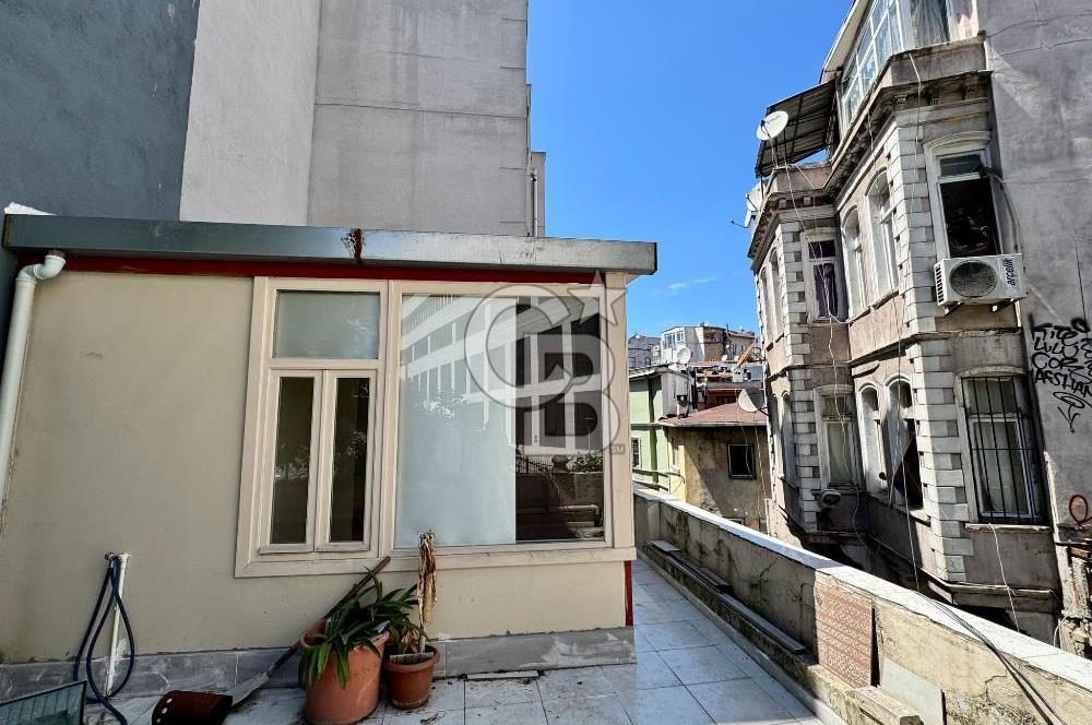 Köşe Konumda, Teraslı Tam Müstakil 3 Katlı Kiralık Bina