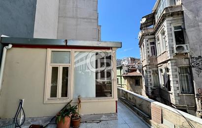 Köşe Konumda, Teraslı Tam Müstakil 3 Katlı Kiralık Bina