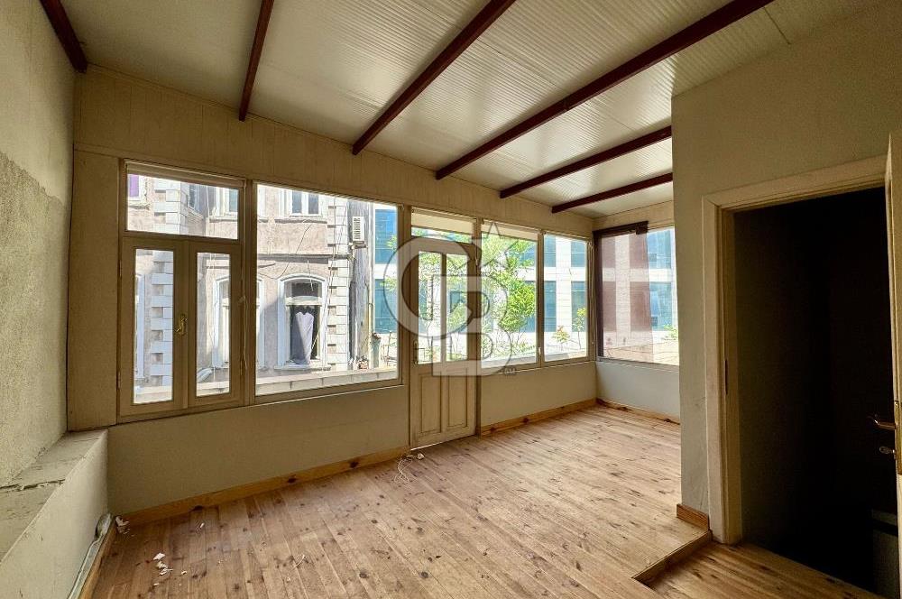 Köşe Konumda, Teraslı Tam Müstakil 3 Katlı Kiralık Bina