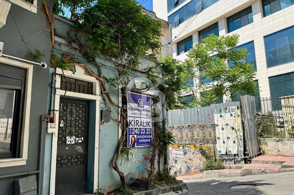 Köşe Konumda, Teraslı Tam Müstakil 3 Katlı Kiralık Bina