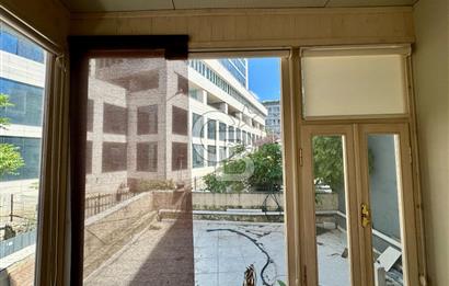 Köşe Konumda, Teraslı Tam Müstakil 3 Katlı Kiralık Bina