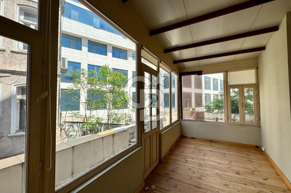Köşe Konumda, Teraslı Tam Müstakil 3 Katlı Kiralık Bina
