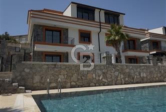 Akarca’nın En Seçkin Lokasyonunda, Özel Havuzlu Site İçinde Lüks 4+1 Tripleks Villa
