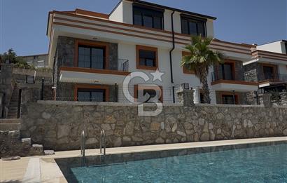Akarca’nın En Seçkin Lokasyonunda, Özel Havuzlu Site İçinde Lüks 4+1 Tripleks Villa