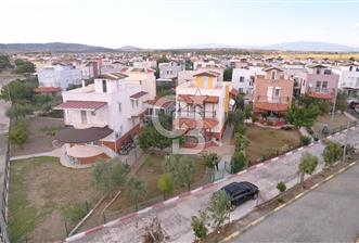 ÇANDARLIDA DENİZE YÜRÜME MESAFESİNDE BAHÇELİ VE TERASLI VİLLA