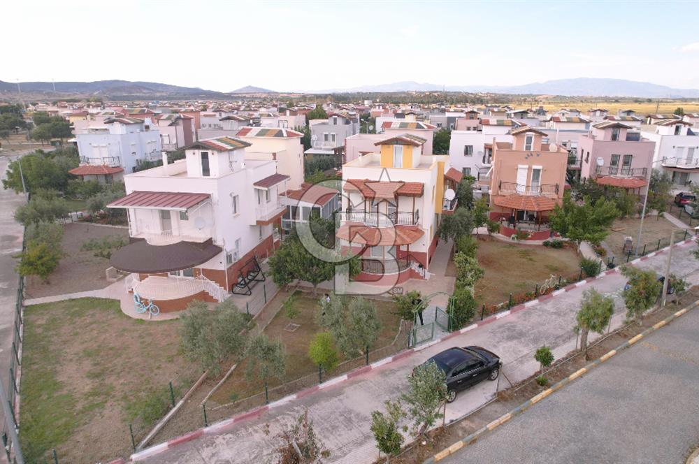 ÇANDARLIDA DENİZE YÜRÜME MESAFESİNDE BAHÇELİ VE TERASLI VİLLA